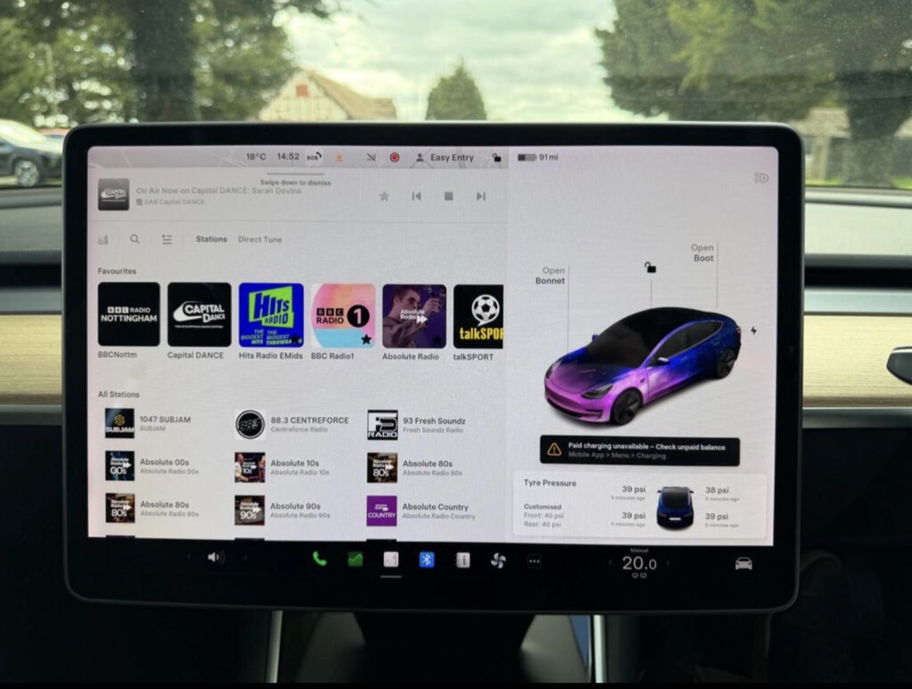 Tesla · 15" Touchscreen